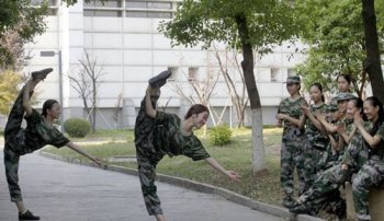 女生軍訓(xùn)時(shí)褲子開檔,定做服裝質(zhì)量為何這么水？